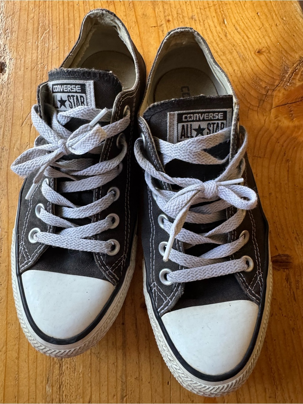 Converse Black and White Low Top Sneakers Men’s Size 6 Women’s Size 8